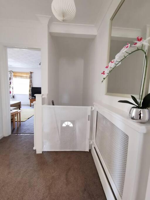 2 Bed Apt W/ Private Parking Close To Town Centre Huntingdon Esterno foto
