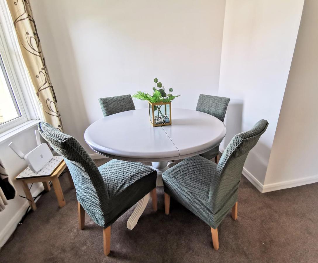 2 Bed Apt W/ Private Parking Close To Town Centre Huntingdon Esterno foto