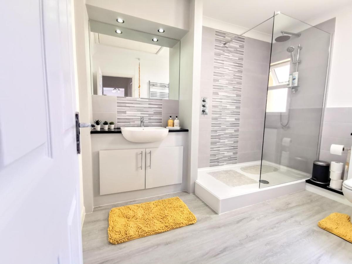 2 Bed Apt W/ Private Parking Close To Town Centre Huntingdon Esterno foto