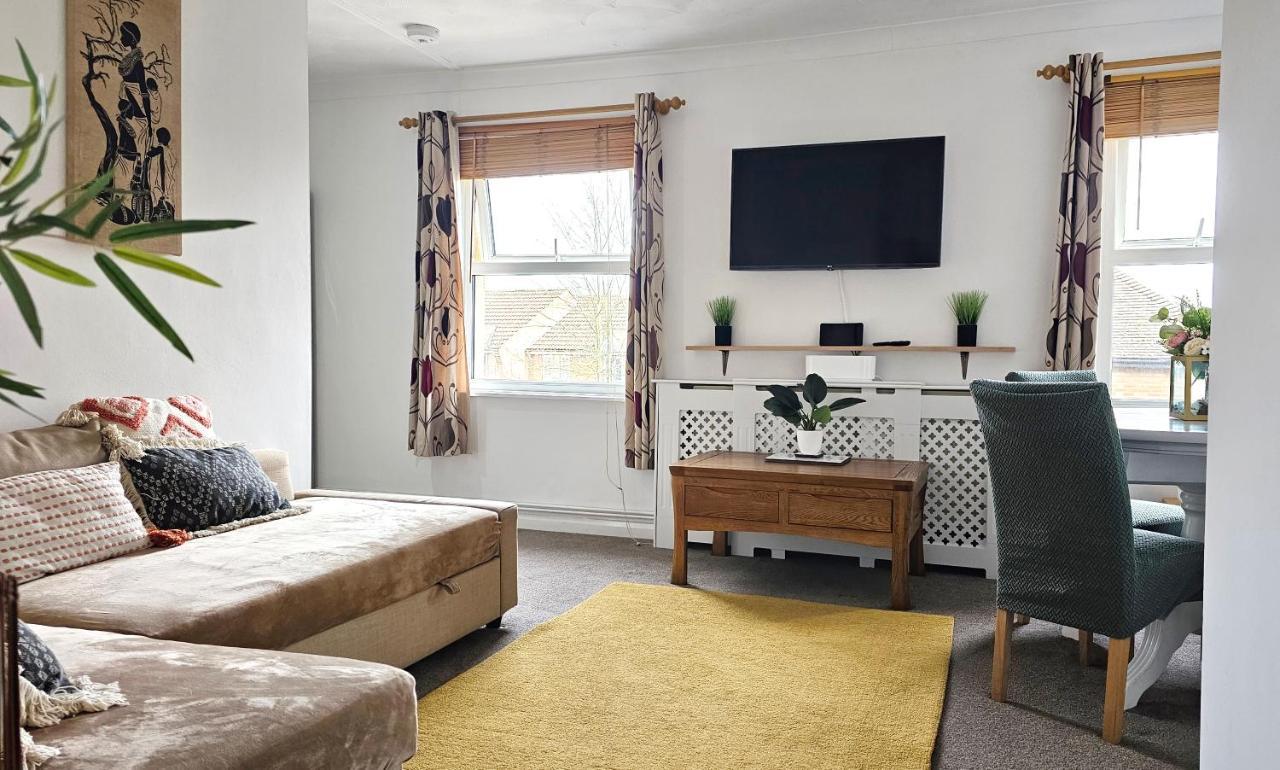 2 Bed Apt W/ Private Parking Close To Town Centre Huntingdon Esterno foto