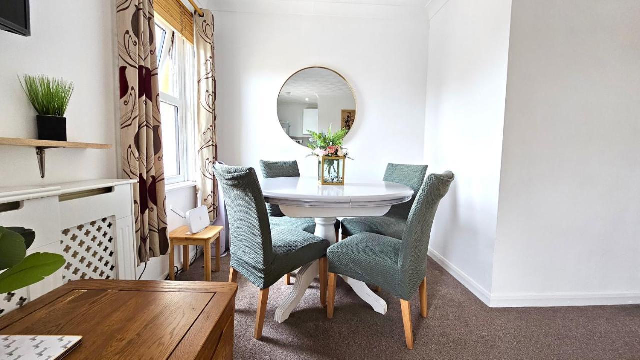 2 Bed Apt W/ Private Parking Close To Town Centre Huntingdon Esterno foto