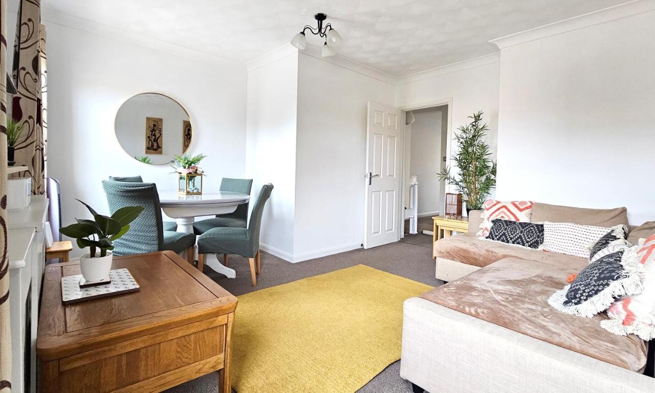 2 Bed Apt W/ Private Parking Close To Town Centre Huntingdon Esterno foto